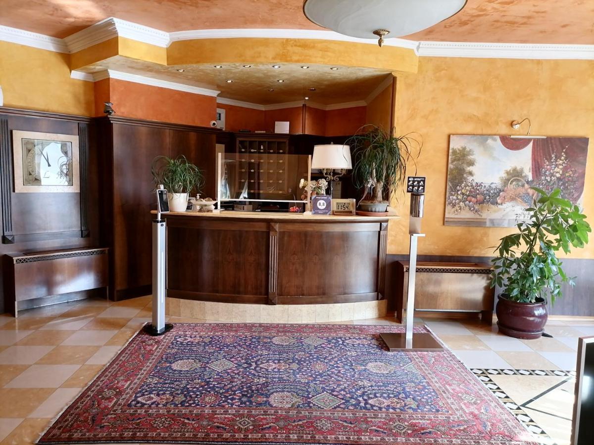 Hotel Lenotel Bagian luar foto
