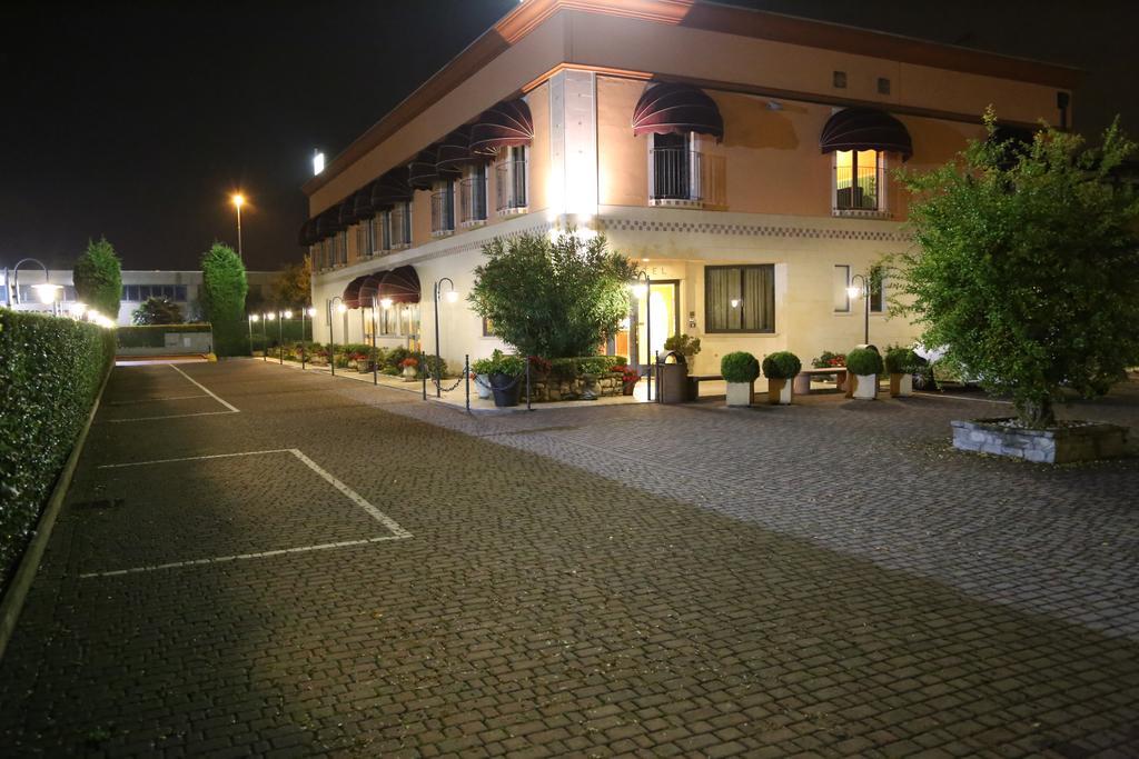 Hotel Lenotel Bagian luar foto