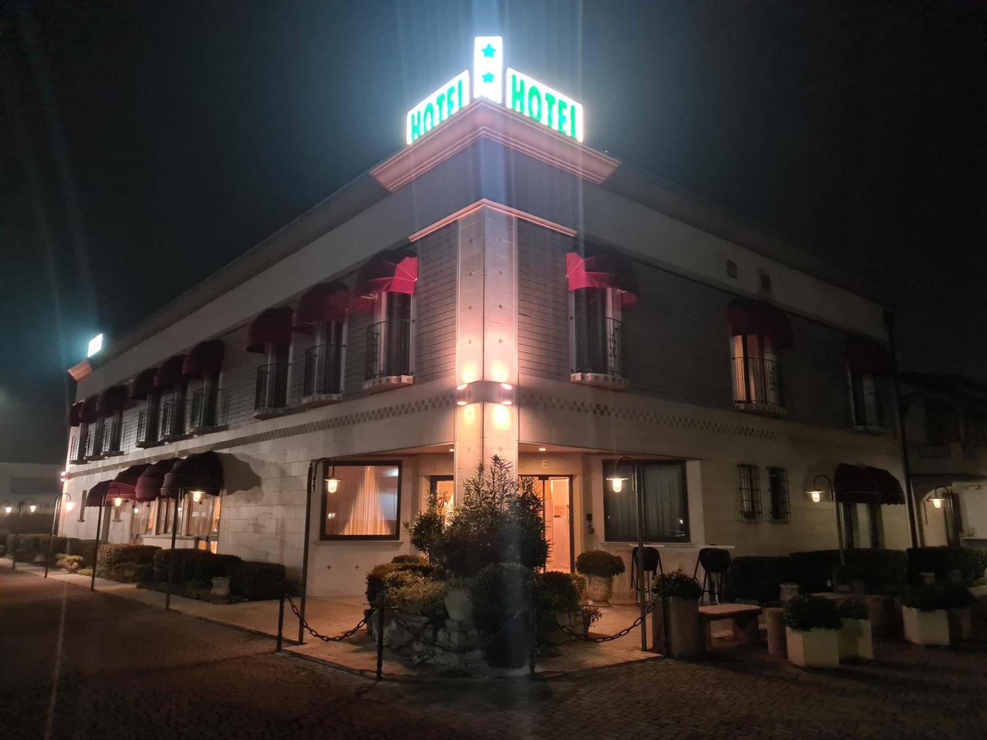 Hotel Lenotel Bagian luar foto