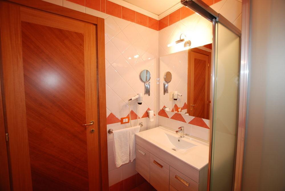 Hotel Lenotel Bagian luar foto
