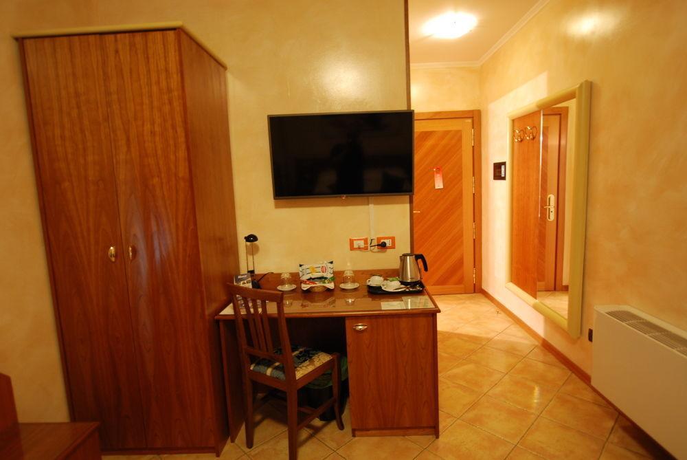 Hotel Lenotel Bagian luar foto