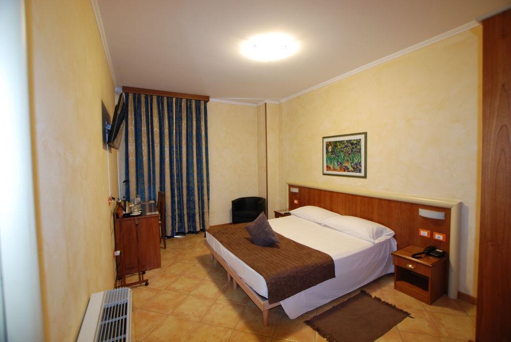 Hotel Lenotel Bagian luar foto