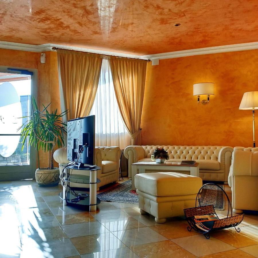 Hotel Lenotel Bagian luar foto